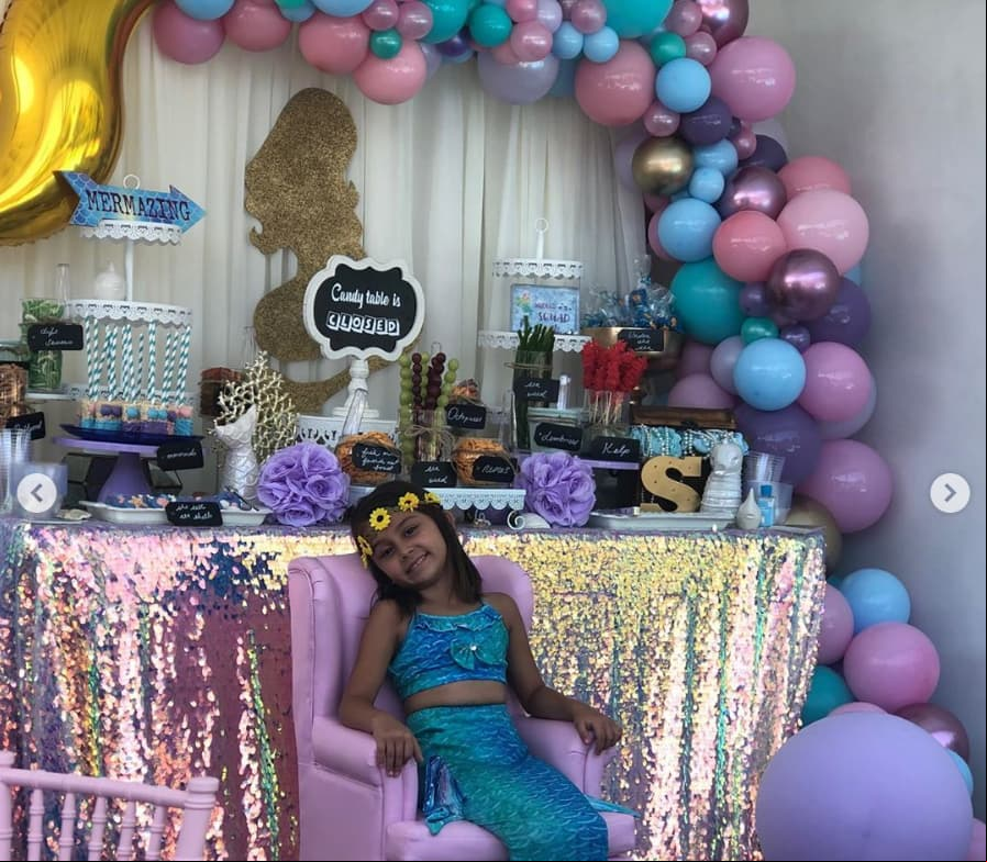 La pequeña usó un traje de sirena de dos piezas de color azul, además de una corona de flores.