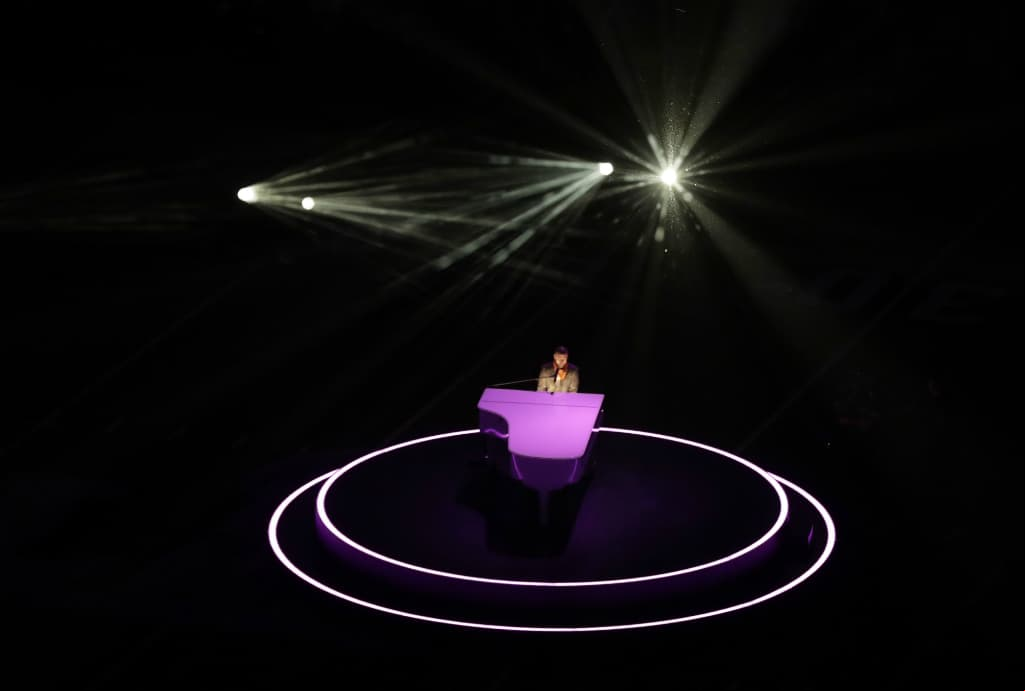El momento más emotivo de la noche fue cuando aparecieron imágenes del fallecido cantante Prince