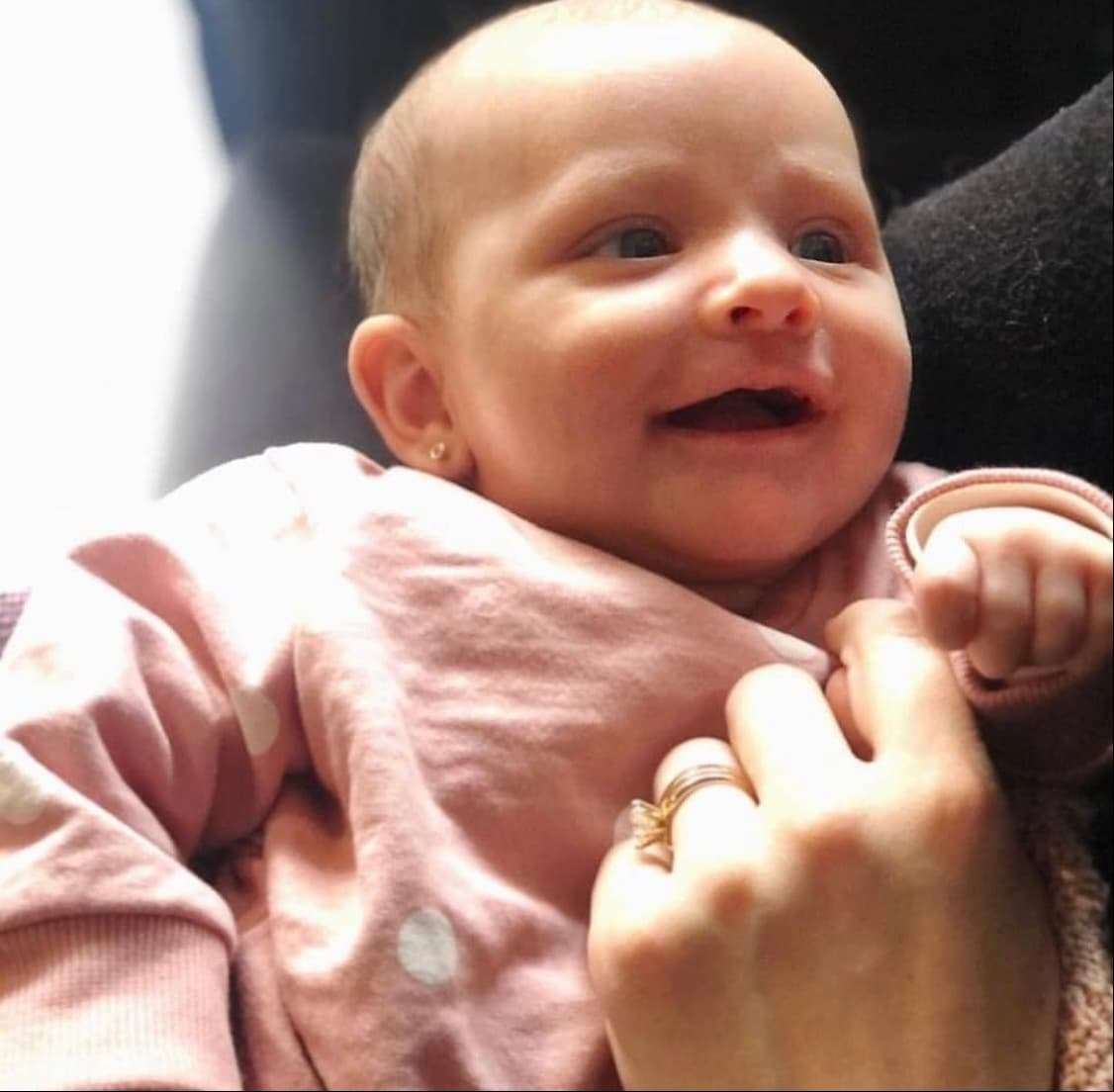 "Es realmente un amor entregado y maravilloso el que sientes siendo abuela. Victoria es maravillosa y una gran motivación en mi vida. Aquí se las presento, sale con sus padres, Pedro Antonio y Mary Jose. ¡Bienvenida, Mi niña!", anotó la estrella mexicana al pie de una serie de imágenes de su nieta.