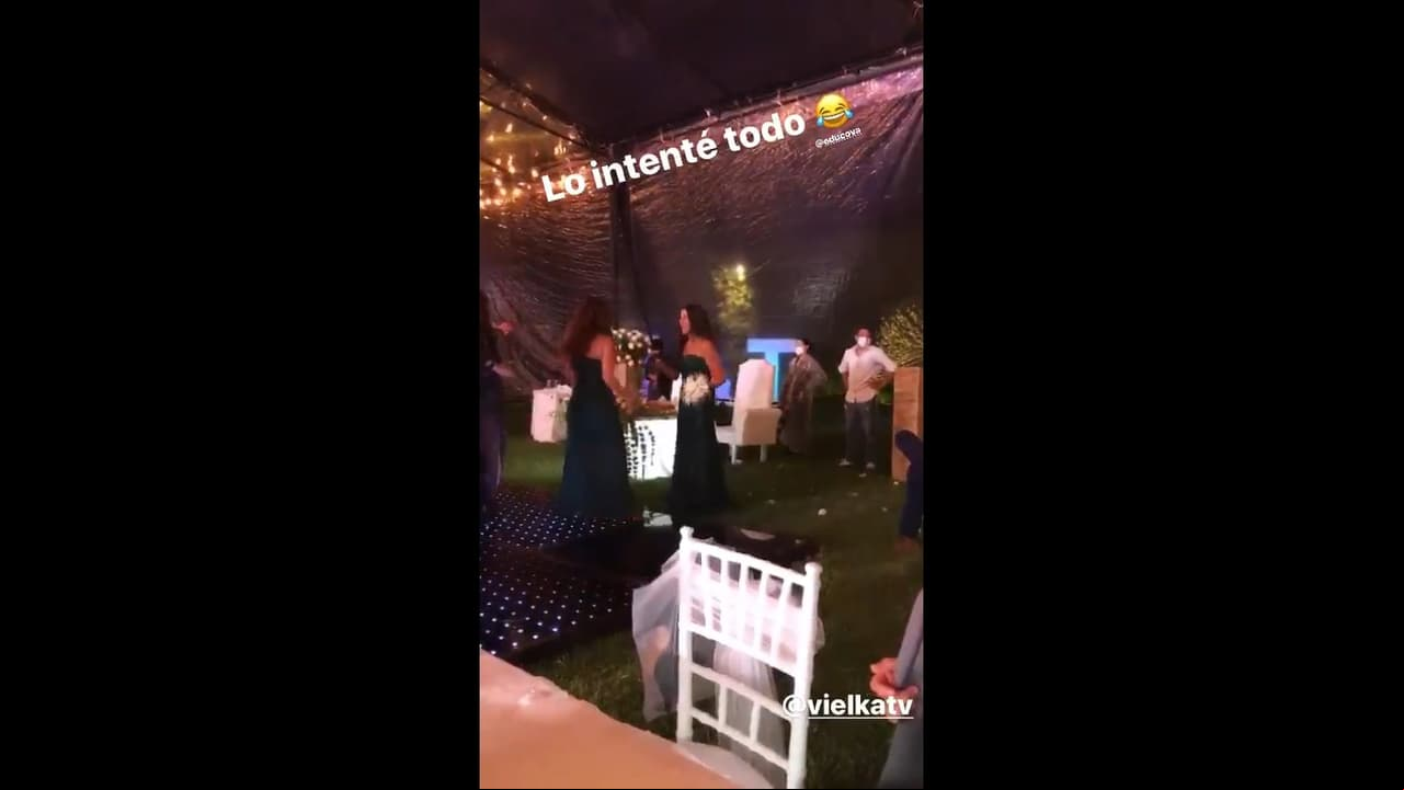 Uno de los momentos más cómicos fue cuando Liliana Lago y Vielka Valenzuela pelearon por el ramo de la novia.