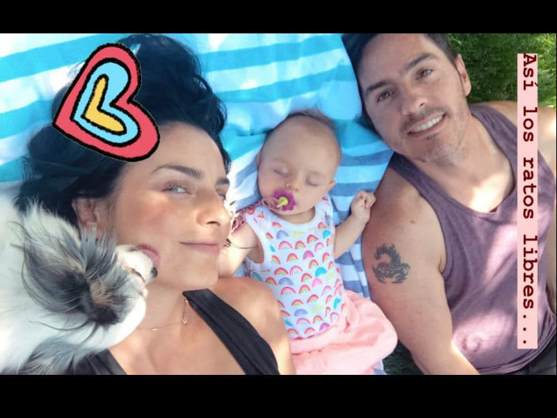 La actriz Aislinn Derbez presume que disfruta al máximo su faceta de mamá