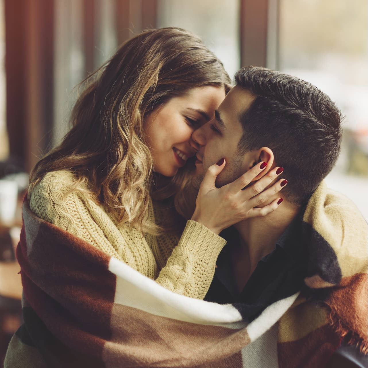 4. Aliéntalo a salir con sus amigos. No seas esa típica novia que se enoja cada que tiene ganas de salir con ellos. Tanto tú como él merecen pasar tiempo con sus amistades.