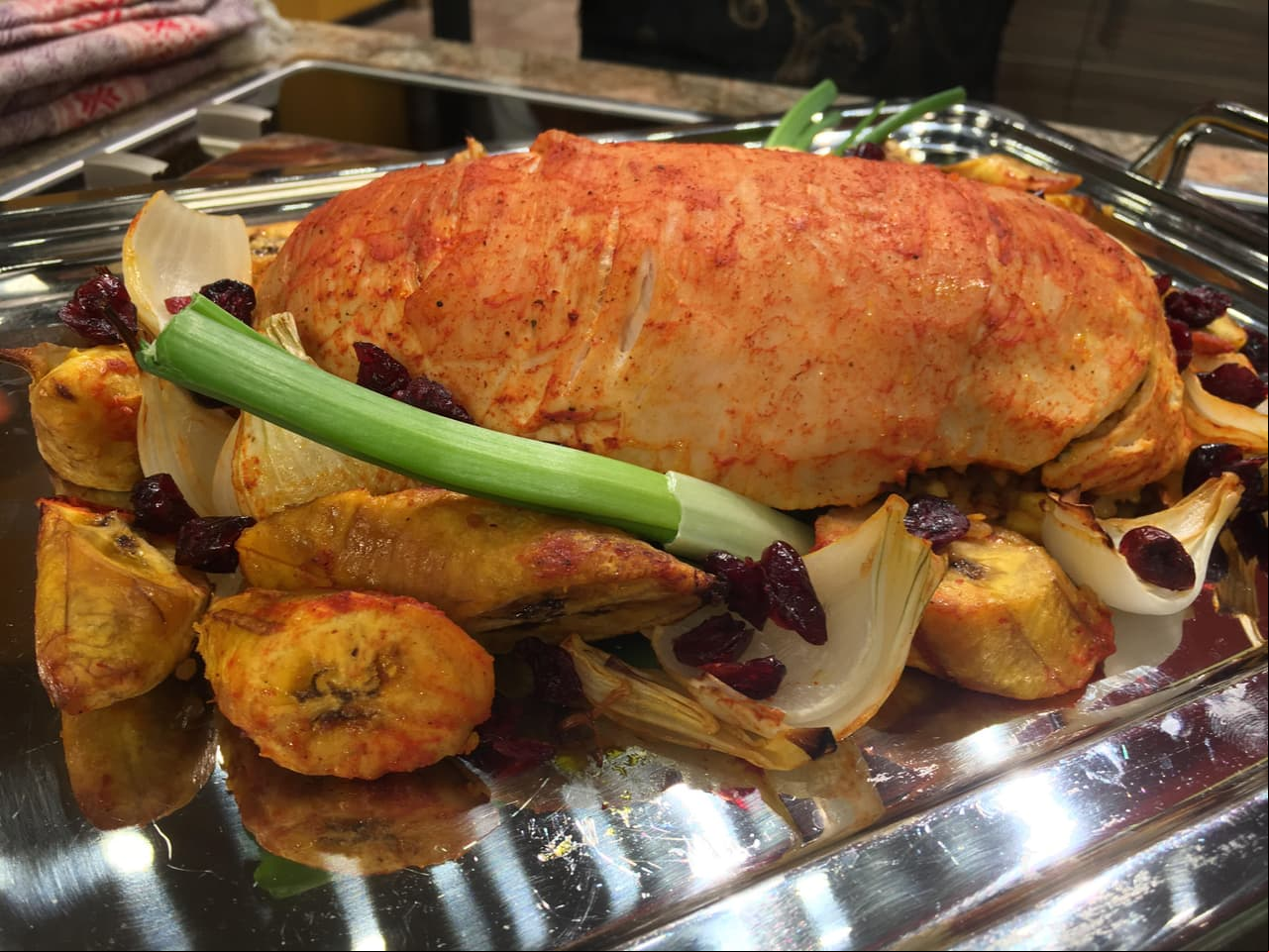 Arrollado de pavo al achiote relleno de arroz y frutos secos