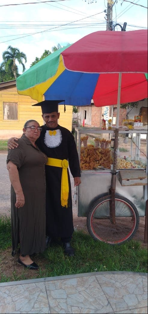 Vendedor ambulante termina universidad a los 52 años