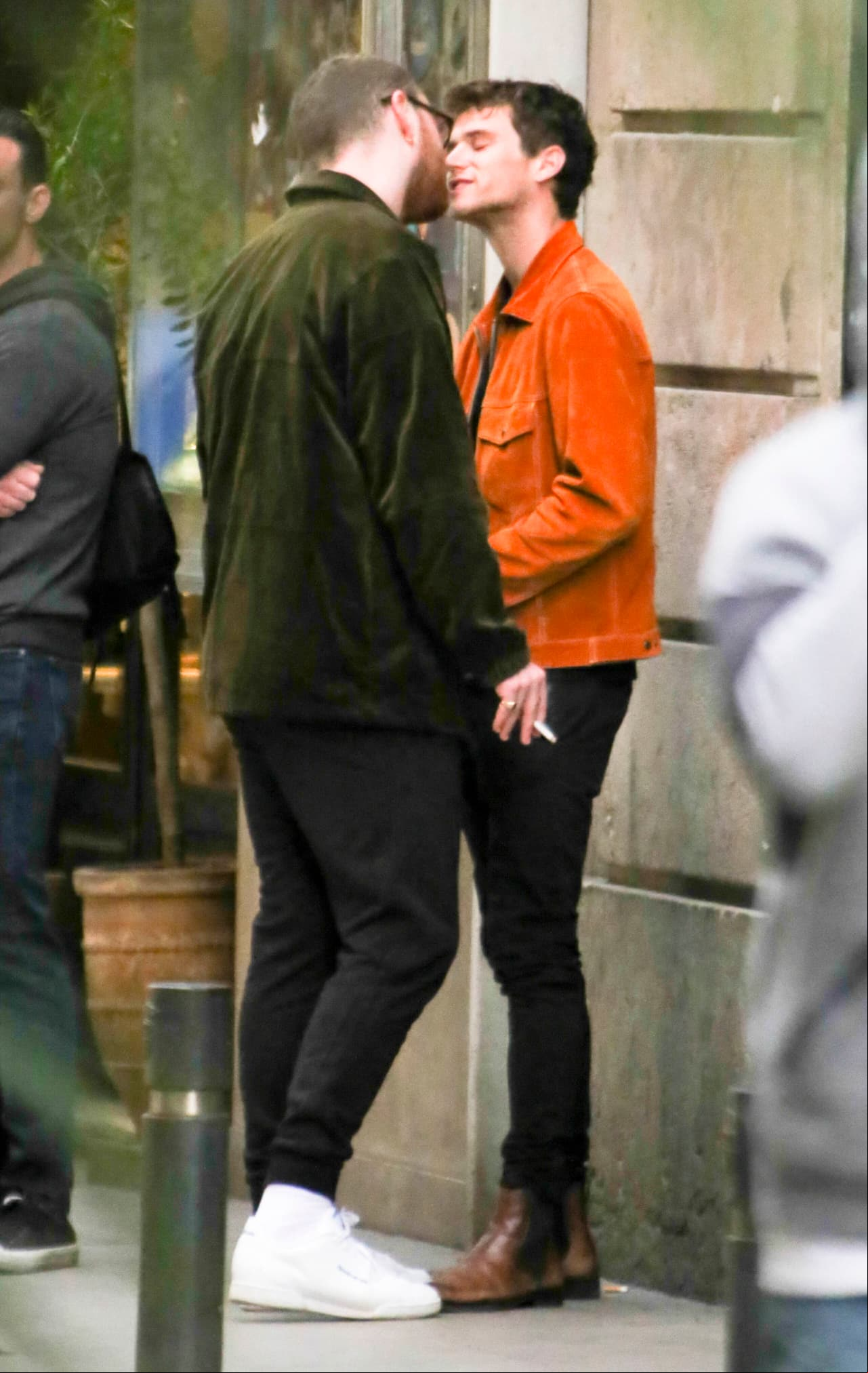Sam Smith y su novio, Brandon Flynn, se comen a besos