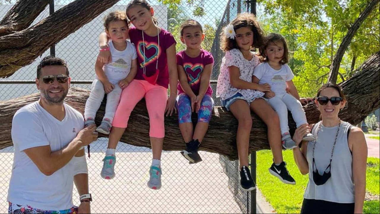 Esposo de Jacky Bracamontes impacta al ser el estilista de sus hijas y dejarlas como princesas