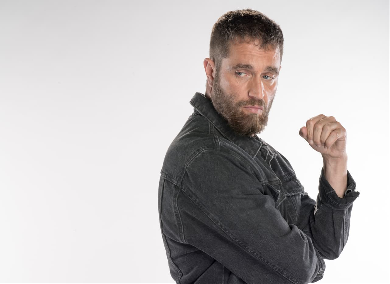 En "Amar a Muerte", el guapo Michel Brown encarna tres personajes con personalidades muy distintas.