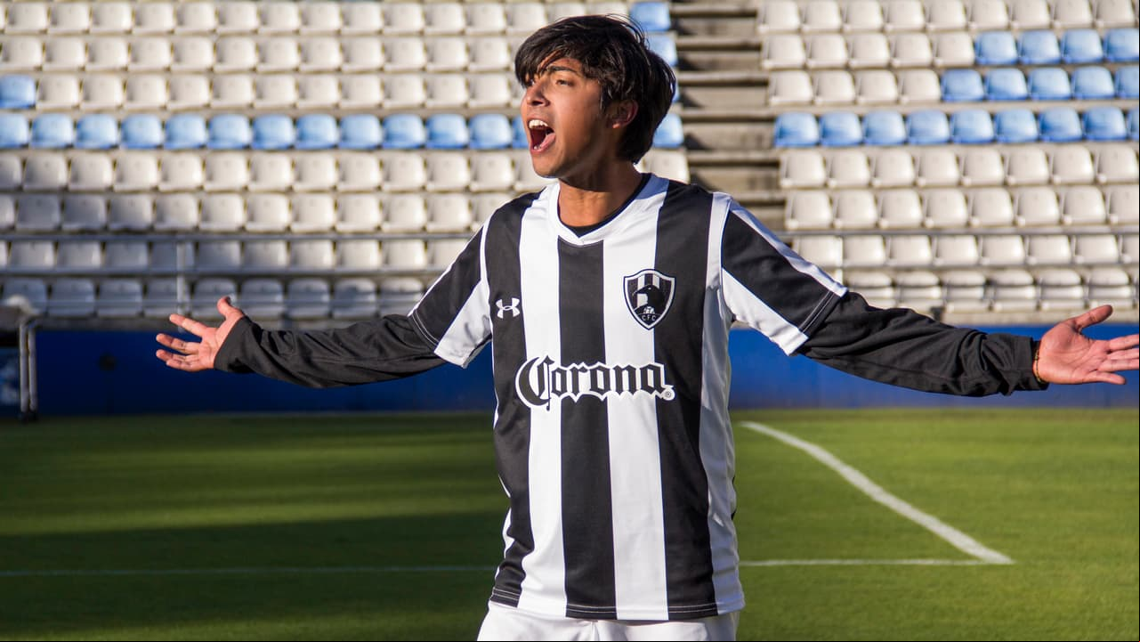 Juan Pablo de Santiago es el 'benjamín' del grupo de amigos de 'Club de Cuervos'