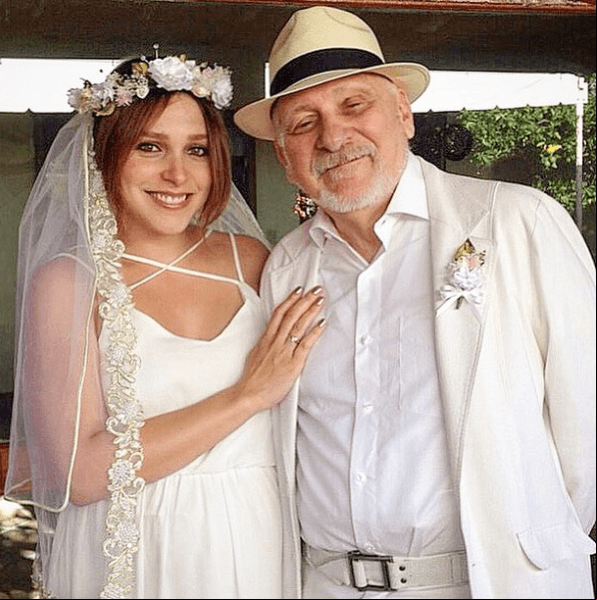 Aunque la actriz suele compartir vistazos a su vida privada en su cuenta de Instagram, se desconoce quién sea su esposo y padre de su hija.