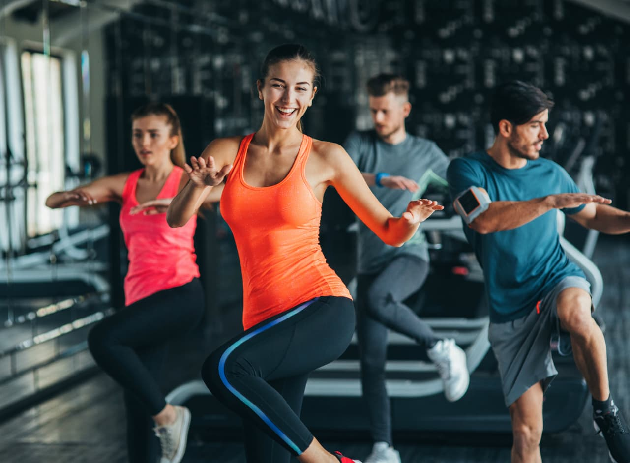 Zumba. Además de perfeccionar tus pasos de baile, te ayuda a mejorar la confianza en tu cuerpo, la circulación sanguínea, la capacidad pulmonar y el estado de ánimo.