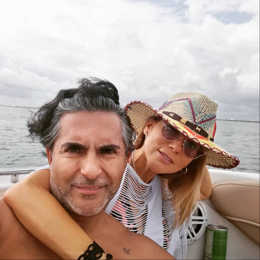 “Yo siempre he pensado, cuando hay evidencias y cuando ya es muy abierto, no puedo faltarle el respeto al público y aunque sea mi vida personal, pero al ser público debes dar una explicación. Entonces Andreita (Legarreta) me ayudó a hacer el comunicado y a aceptar lo que era real, pedir perdón. Claro, viví la consecuencia que tenía que vivir, no hubiera querido herir a Fernanda de esa manera”, comentó.
