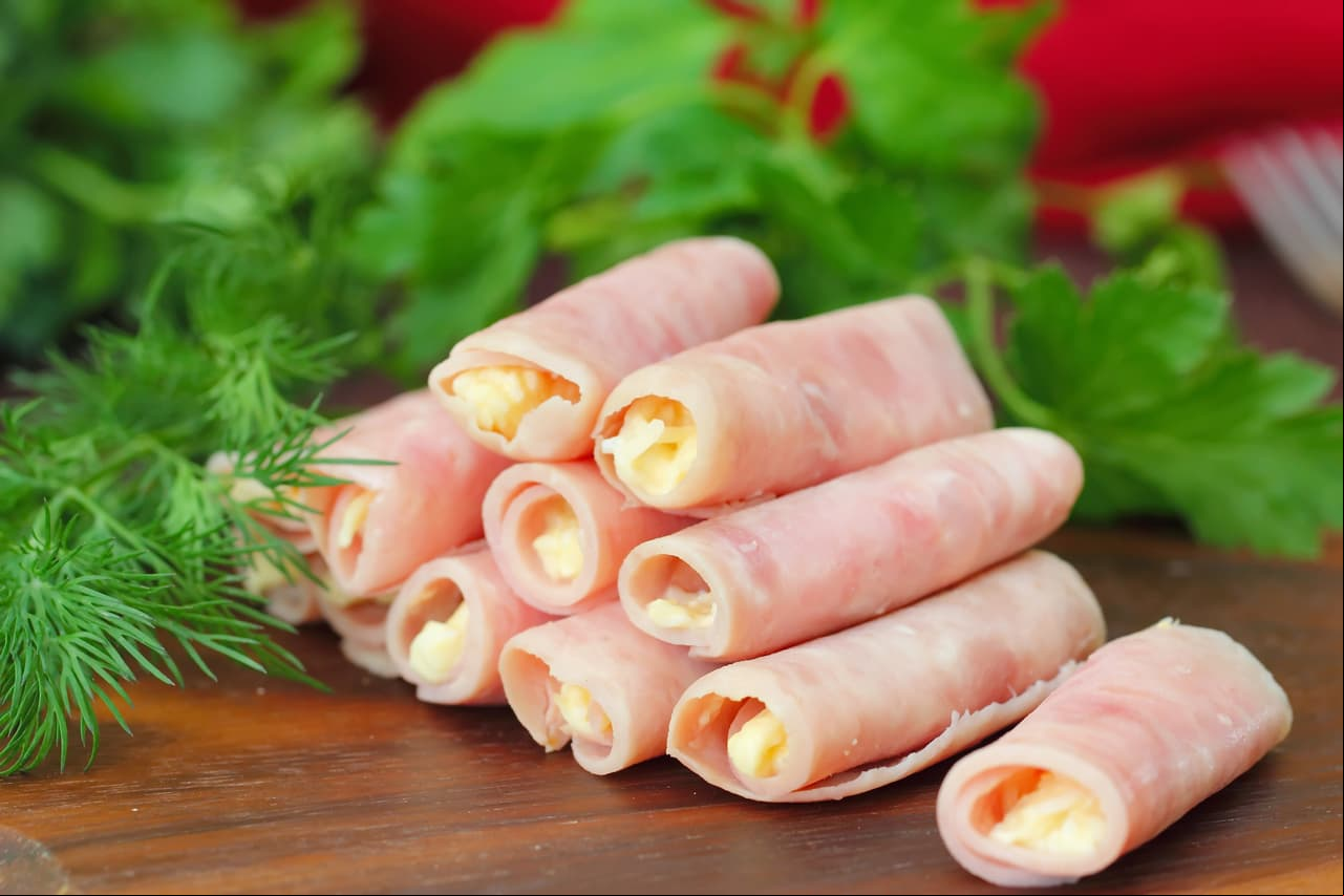 Embutidos y grasas. Además de que hacen que el cabello luzca grasoso, provocan que se caiga. Olvídate de alimentos como el queso, jamón, salchichas, mantequilla, manteca o alimentos fritos.