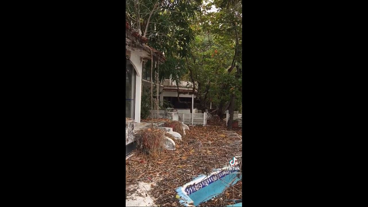 A la entrada de la casa, se encuentra otra pequeña alberca, donde es más perceptible el abandono, pues dicha zona está llena de hojas secas y basura.