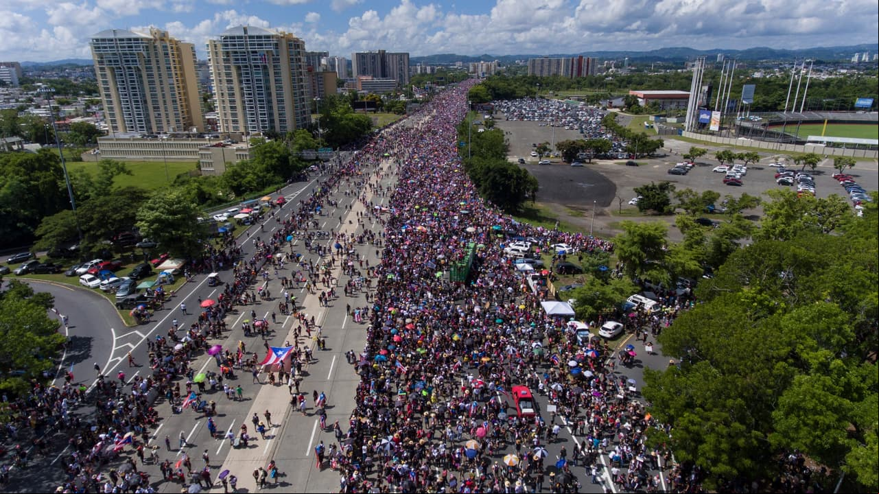Pocas veces se ha visto una movilización tan potente en Puerto Rico, estimaron más de 1 millón de asistentes, toda la isla tiene 3.6 millones de habitantes.