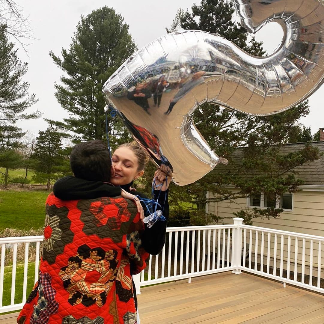 Tras varios rumores y una confirmación por parte de su mamá a un programa holandés, Gigi Hadid anunció su embarazo en entrevista con Jimmy Fallon el pasado 20 de abril. “Obviamente, desearíamos haberlo anunciado en nuestros propios términos, pero estamos muy emocionados, felices y agradecidos por los buenos deseos y el apoyo de todos”, dijo.