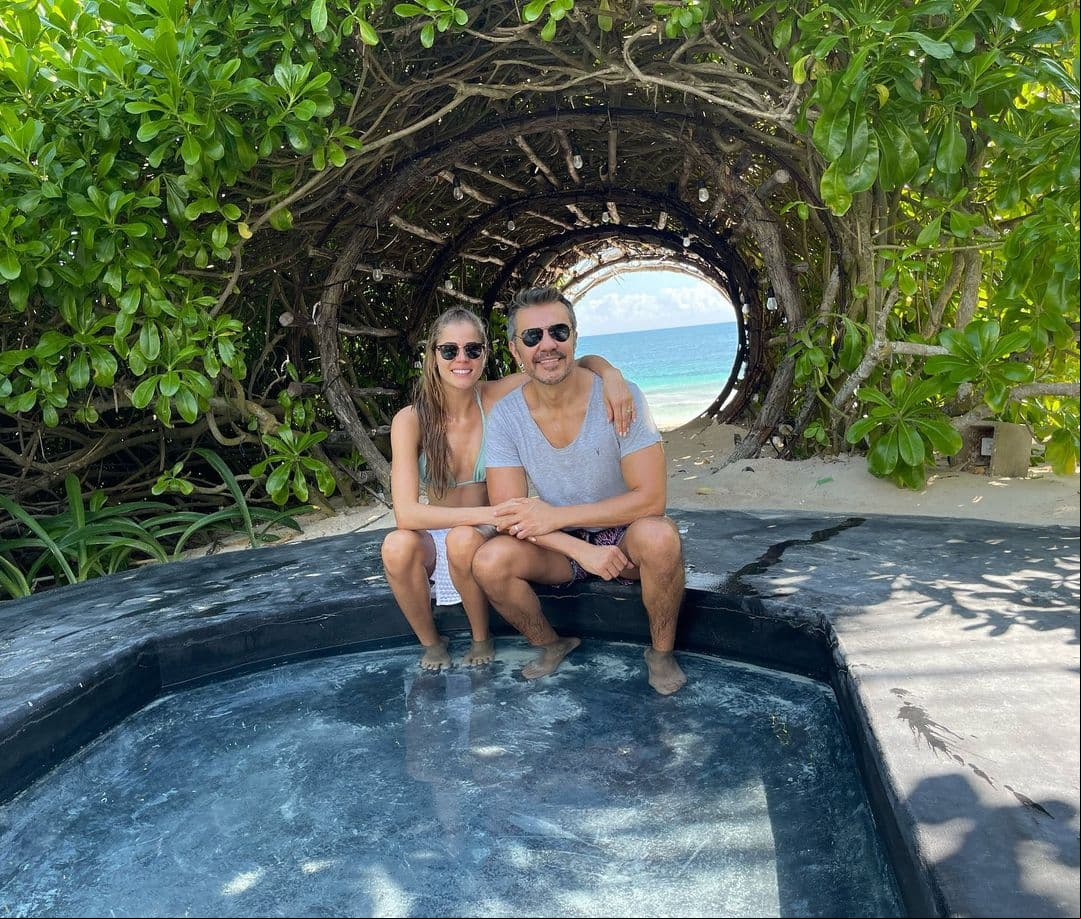 Adrián Uribe vive paradisíacas vacaciones en la playa con Thuany Martins