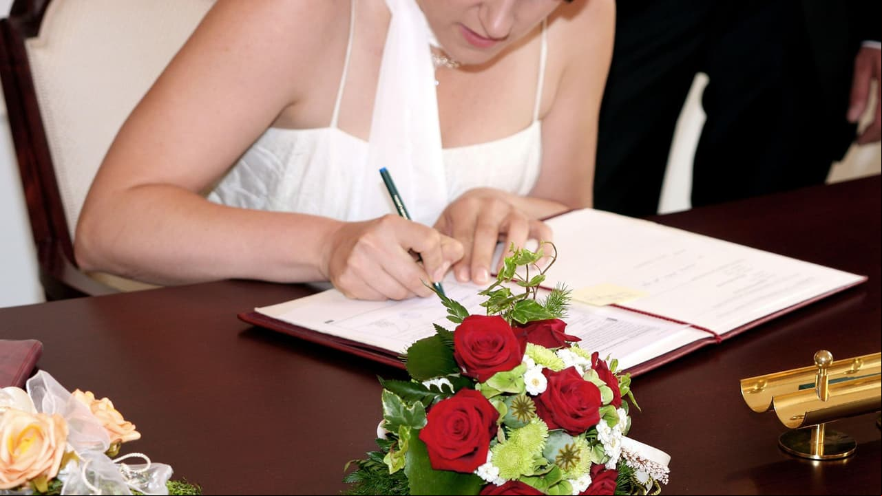 Novia firma acta de matrimonio