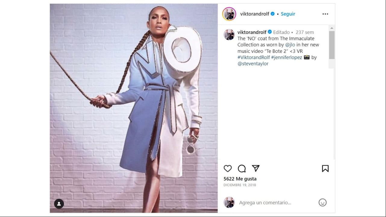 JLo con el vestido tipo abrigo de Viktor & Rolf.