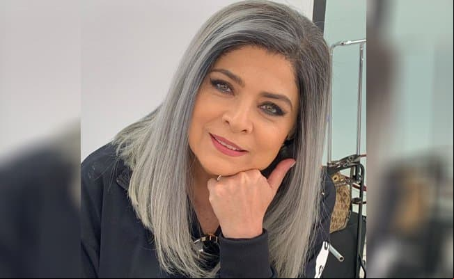 Y es que la expareja de Eugenio Derbez apareció llena de canas, luciendo tonos más grises en su cabello, pero todo se trató de una peluca, por lo que rápidamente regresó al tono negro.