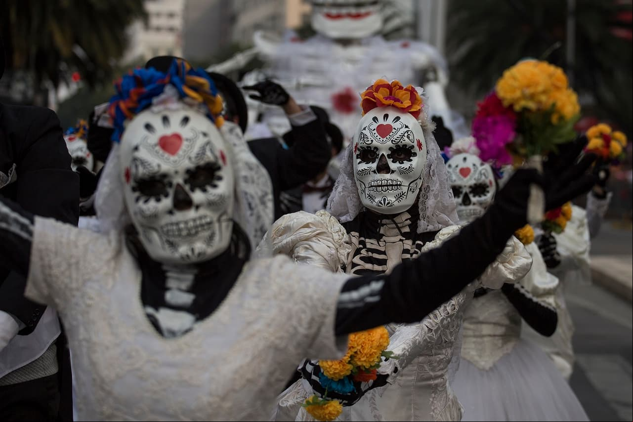 La Catrina vistió de los trajes típicos de diferentes Estados de la República Mexicana.