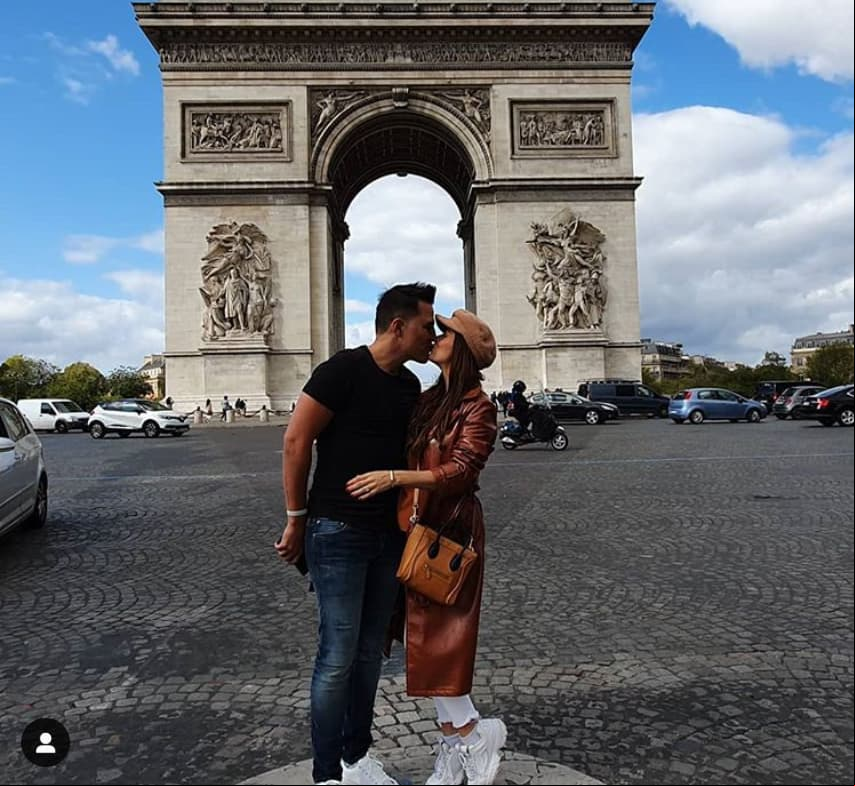 "Tú y nosotras”, fue el texto que eligió Claudia para acompañar una fotografía en la que aparece con su esposo frente al Arco de Triunfo, ubicado en París, Francia.
