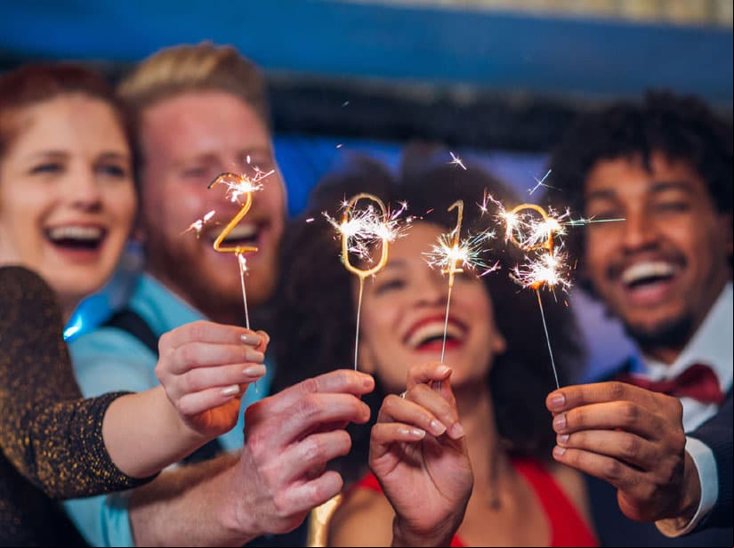 Amigos celebrando la noche de año nuevo