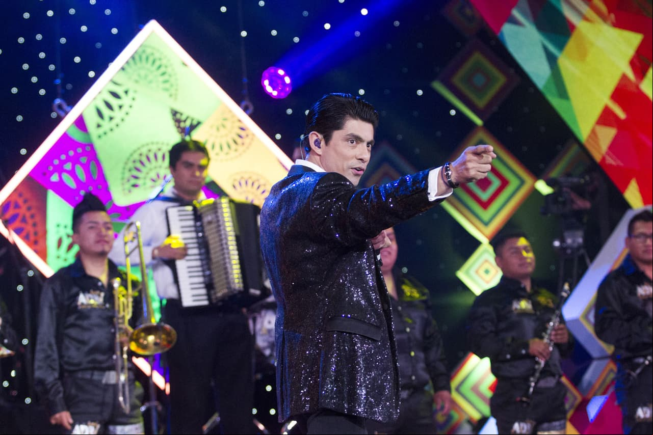 El actor de “Por amar sin ley” aprovechó para retomar su faceta como cantante.