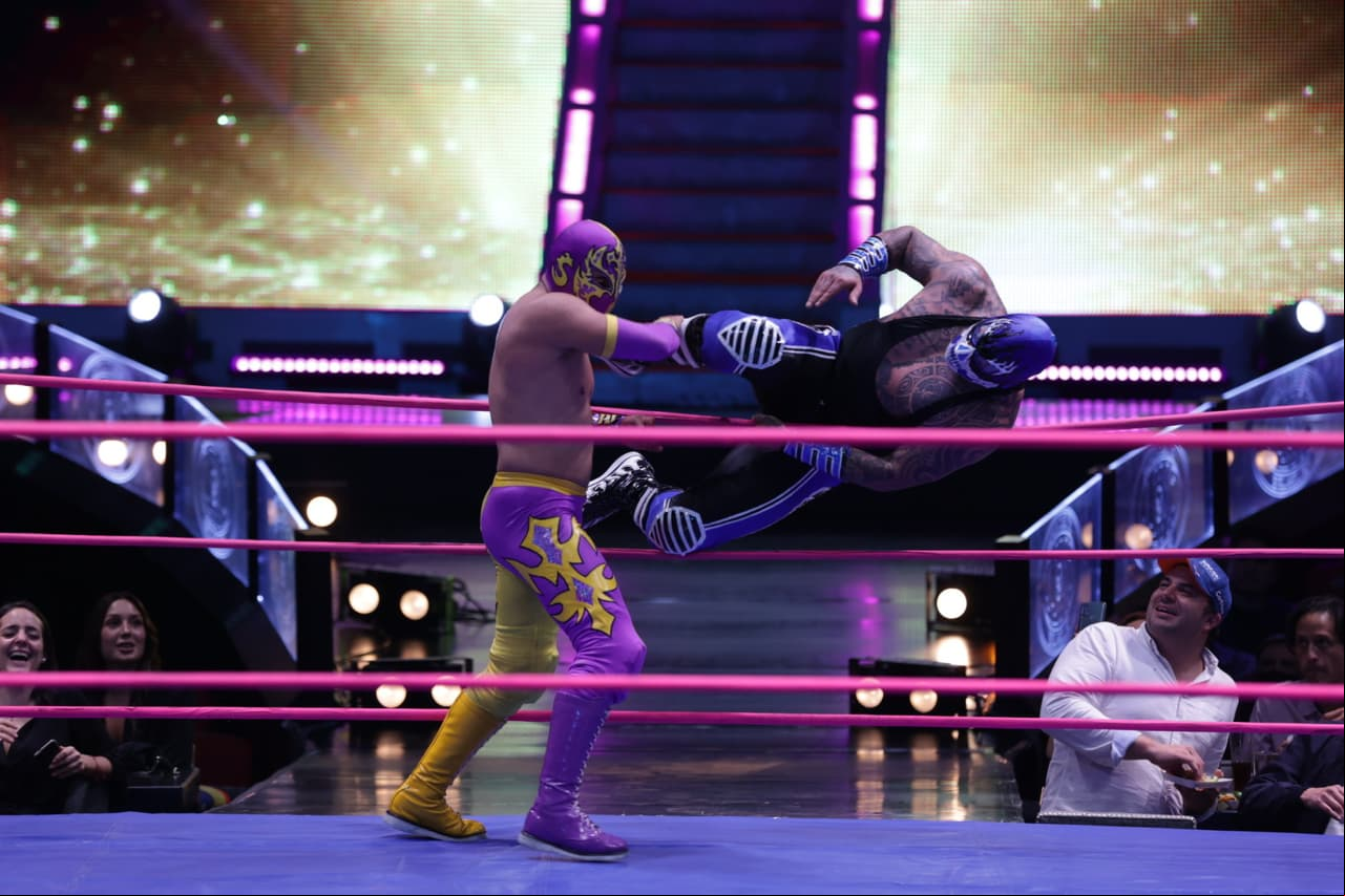 Tras la alfombra roja hubo una exhibición de lucha libre para aprovechar el recinto.