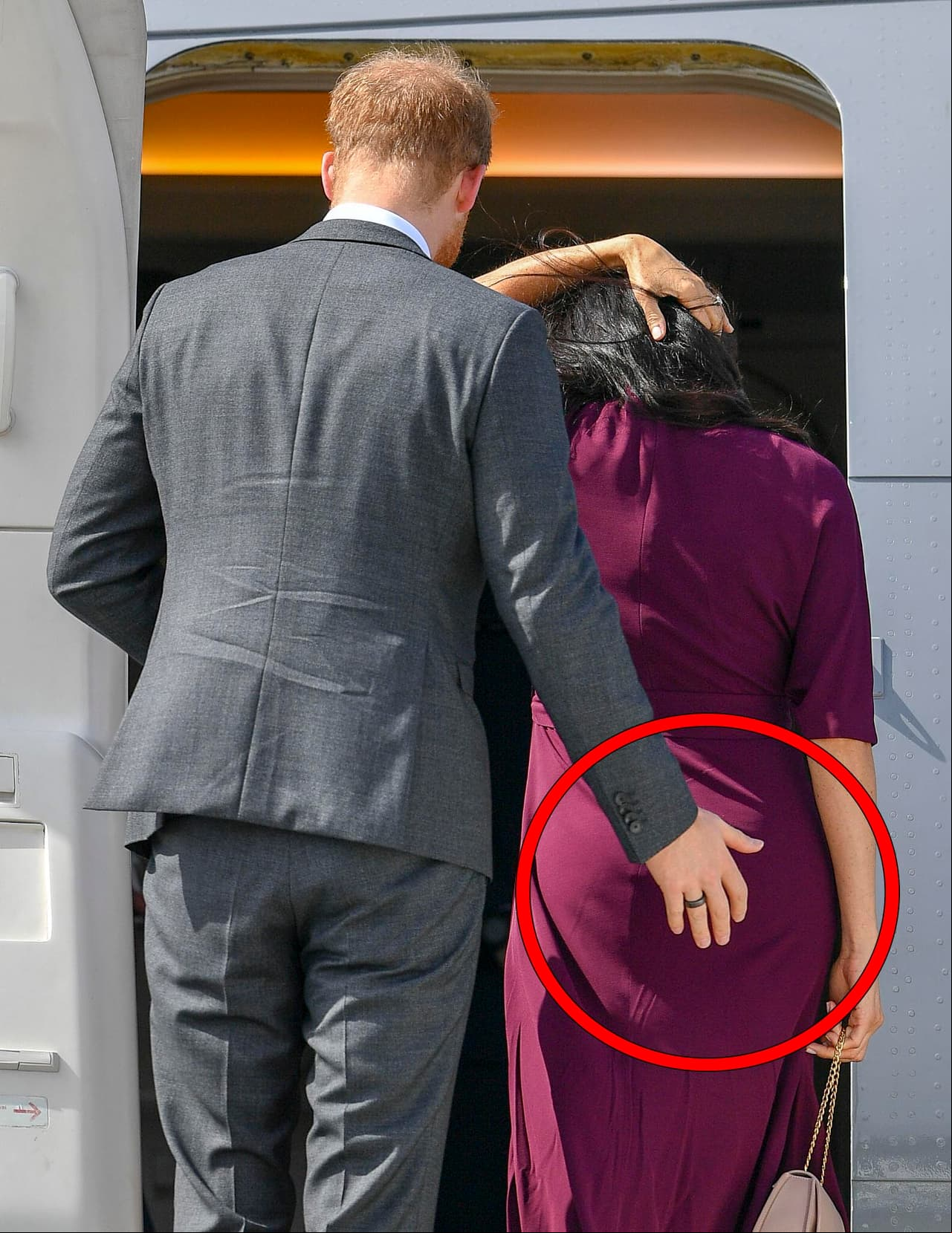 La traviesa mano del príncipe Harry tocó frente a testigos, el derriere de su señora esposa, Meghan Markle.