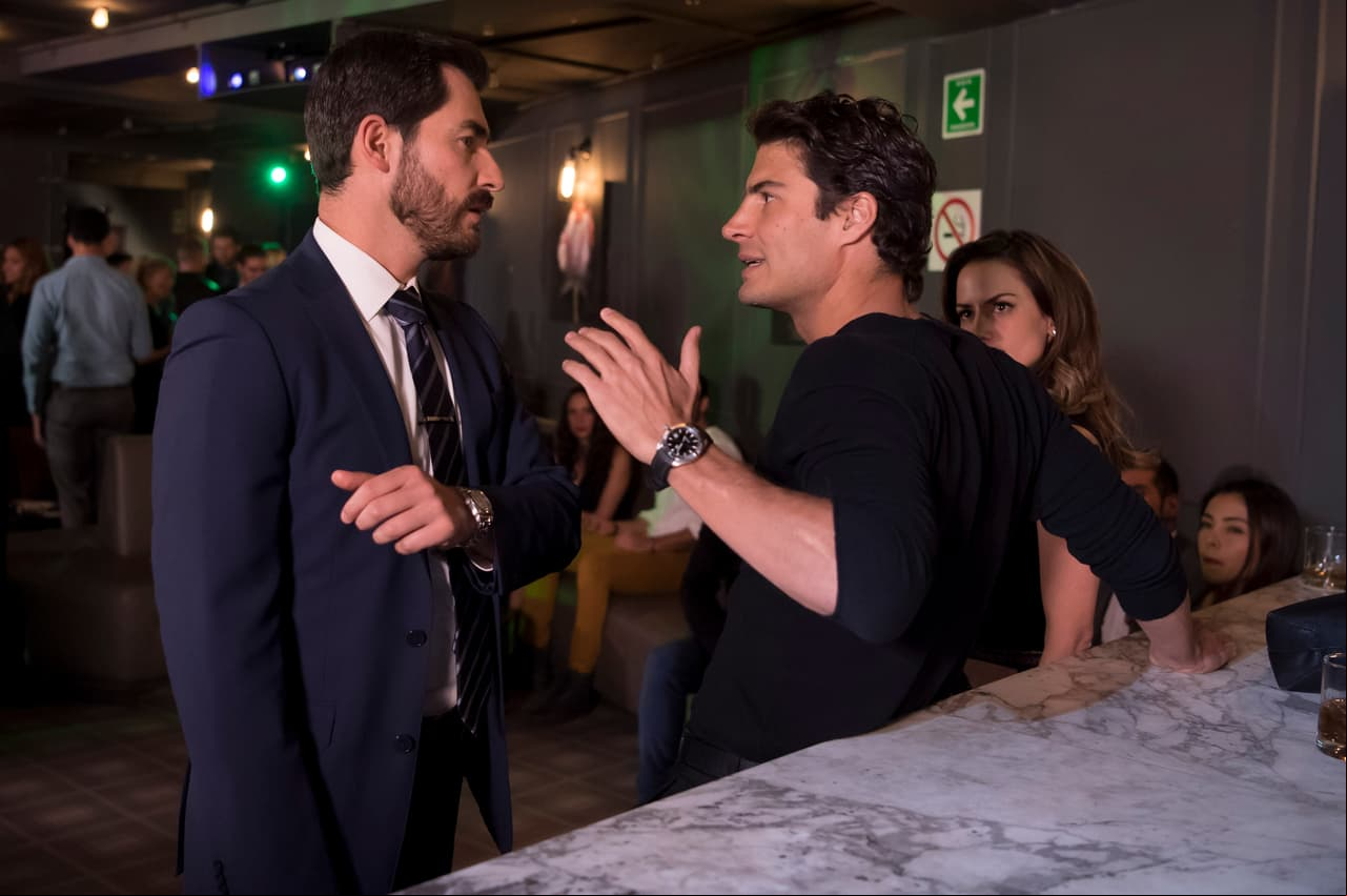 Leonardo se encarga de darle su merecido por aprovecharse de Olivia.