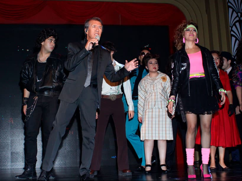La sorpresa de la noche fue Napoleón, quien cantó su exitoso tema 'Vive' y a quien Carla Estrada le dedicó unas palabras de agradecimiento y cariño.