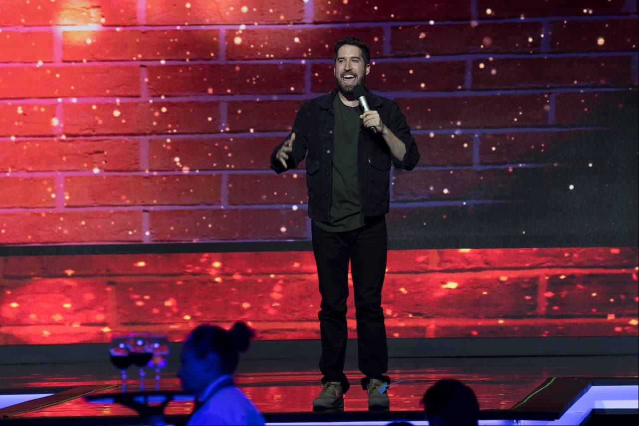 El comediante Alex Fernández además de dar un show, fue uno de los conductores especiales del evento.