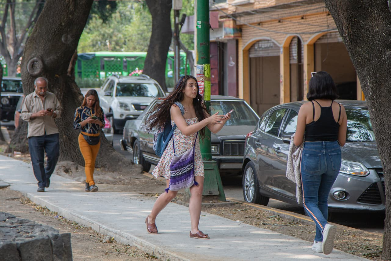 Pide ayuda a la gente que se encuentra en su camino para hallar una dirección, pero nadie le hace caso.