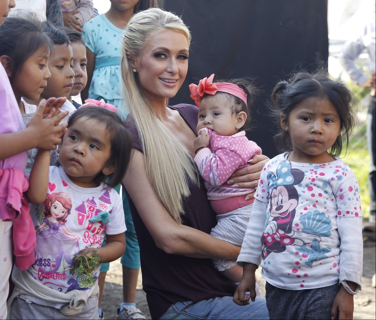 La famosa socialité y empresaria Paris Hilton envió ayuda para reconstruir viviendas de los afectados del sismo del 19 de septiembre de 2017, en San Gregorio