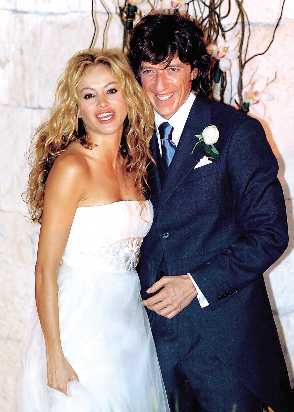 Exesposo de Paulina Rubio niega ir tras la custodia de su hijo