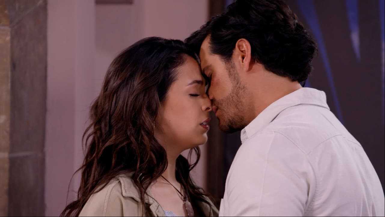Salvador le ruega a Ximena no casarse con Abel