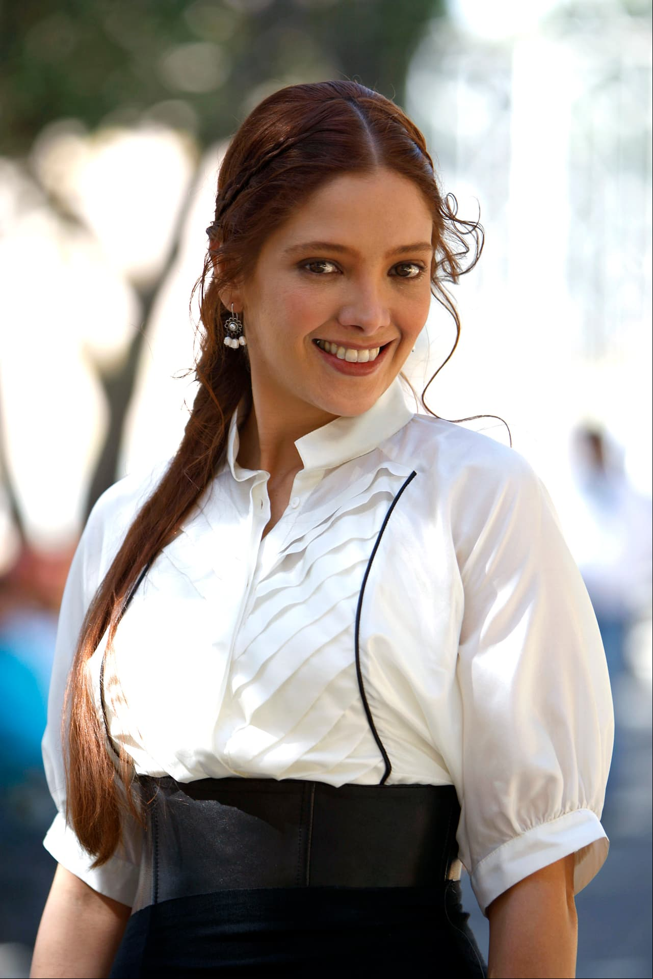 En la grabación se observa a la actriz luciendo un entallado top satinado mientras se arregla el cabello y afirman que su hermana Reyna Noriega reveló después de la publicación del clip que vienen sorpresas.
