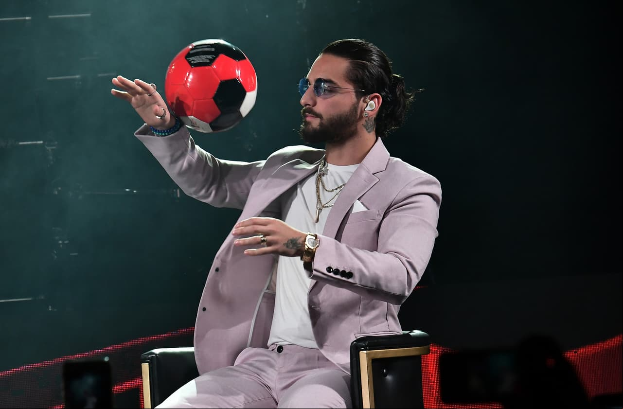 El cantante contó que si pudiera formar un equipo de futbol entre famosos, incluiría a Shakira, Carlos Vives y Marc Anthony.