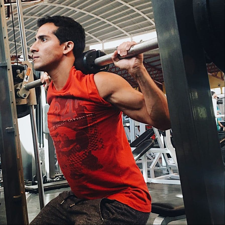 No le teme a las largas jornadas de entrenamientos, pues está consciente que triunfar requiere grandes esfuerzos y su espíritu de competencia lo motiva para ser el mejor en la pista de baile.