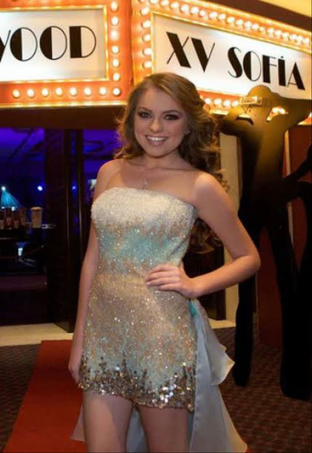 Sofía Castro fue otra famosa que celebró su cumpleaños 15 en la década de 2010, por lo que su vestido también fue corto, siguiendo la tendencia que en ese entonces predominaba entre las adolescentes de la época. No obstante, la prenda que lució era de corte recto y fue adornado con cientos de lentejuelas en tonos verdes y dorados.