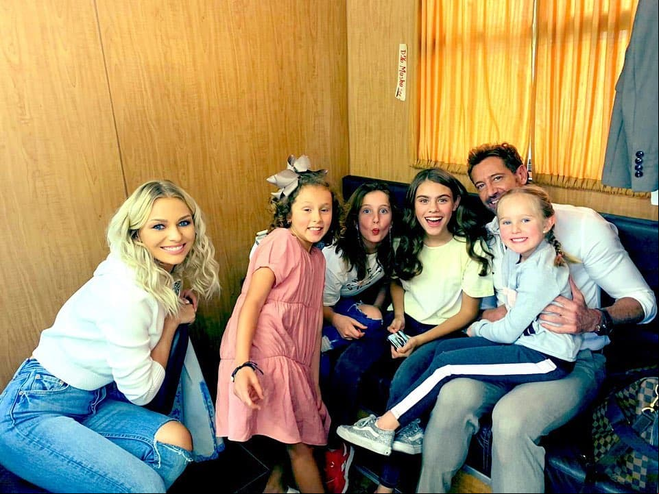 Dejando la polémica a un lado, Gabriel Soto publicó por primera vez una fotografía de Irina Baeva junto a sus dos hijas -Elissa Marie y Alexa Miranda-, el 19 de noviembre de 2019.