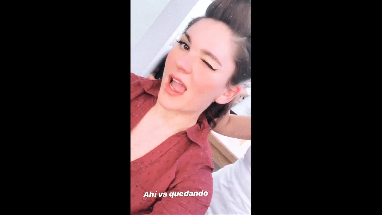 Aunque no dio detalles sobre qué proyecto o producción la llevó a dejar por unas horas a su hijo Maximiliano, sí demostró la transformación física a la que se sometió en el departamento de maquillaje y peinado.