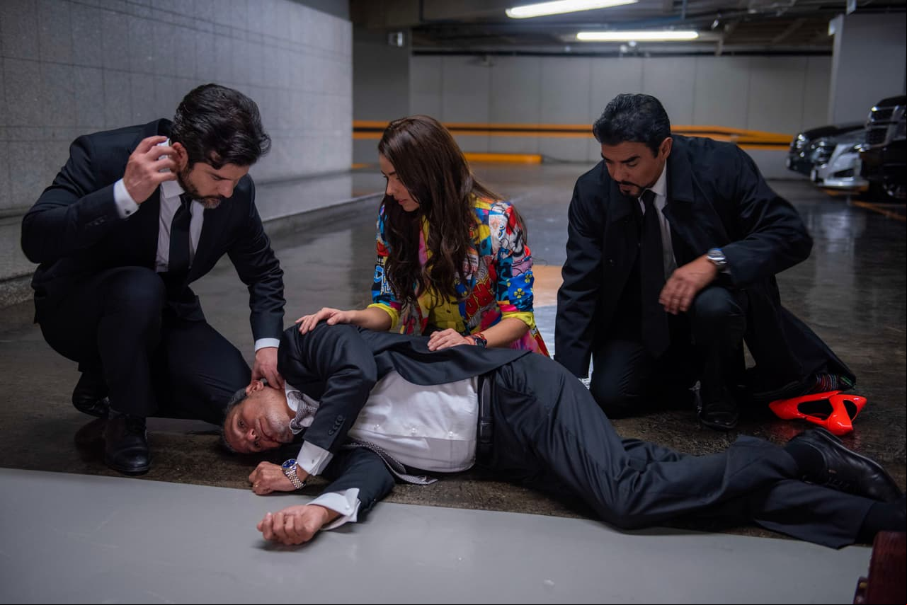 'Mariana' decide mover a 'Don Alberto' y ponerlo de lado para salvar su vida.