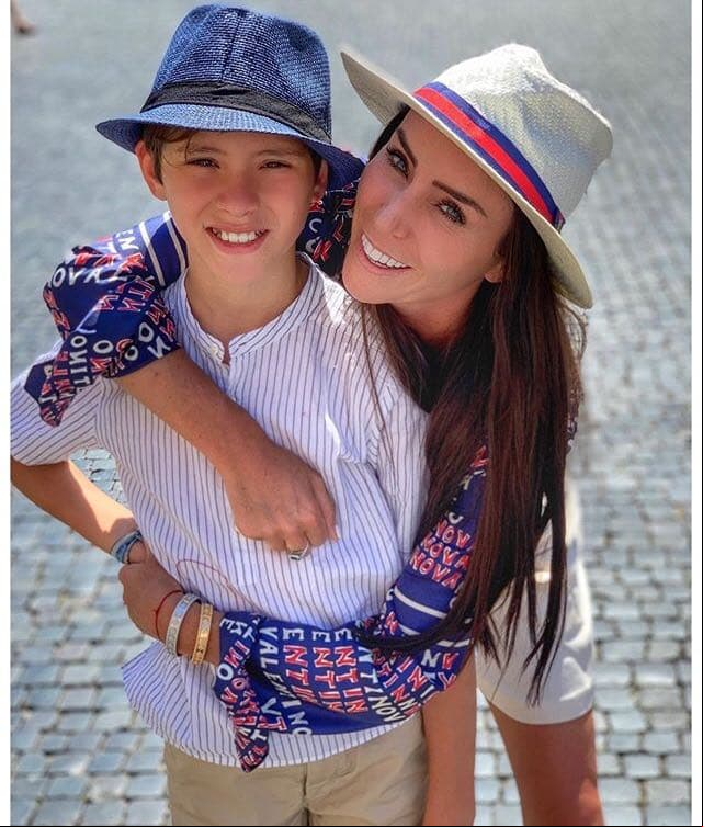 Sin embargo, Gómez Mont ha demostrado que el amor no nace de la sangre, pues 'Mayito', hijo de una relación previa del abogado, es uno más de su familia y ella lo considera como un hijo.