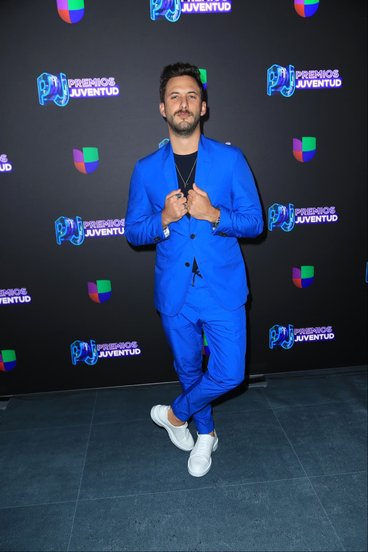 Sebastián Zurita sorprendió al elegir un traje azul que combinó con una camisa negra.