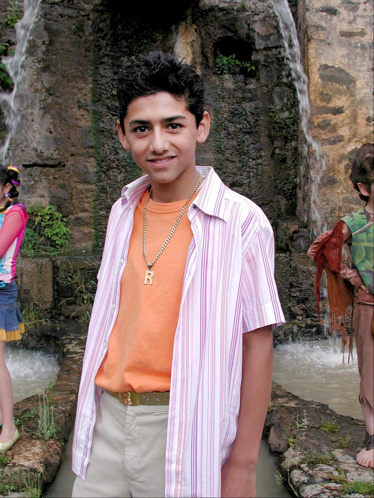 Miguel Martínez nació el 15 de febrero de 1991 en Guasave, Sinaloa. A la edad de 11 años viajó a la Ciudad de México para formar parte del reality musical ‘Código F.A.M.A.’, en el que obtuvo el primer lugar.