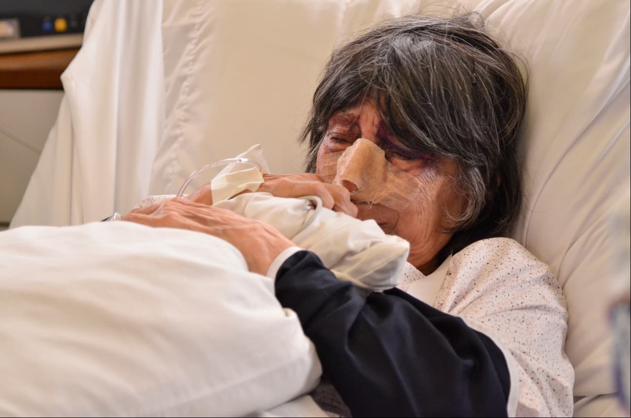 Tiempo después, 'Inés' regresa al instituto con severos golpes en el cuerpo e inconsciente.