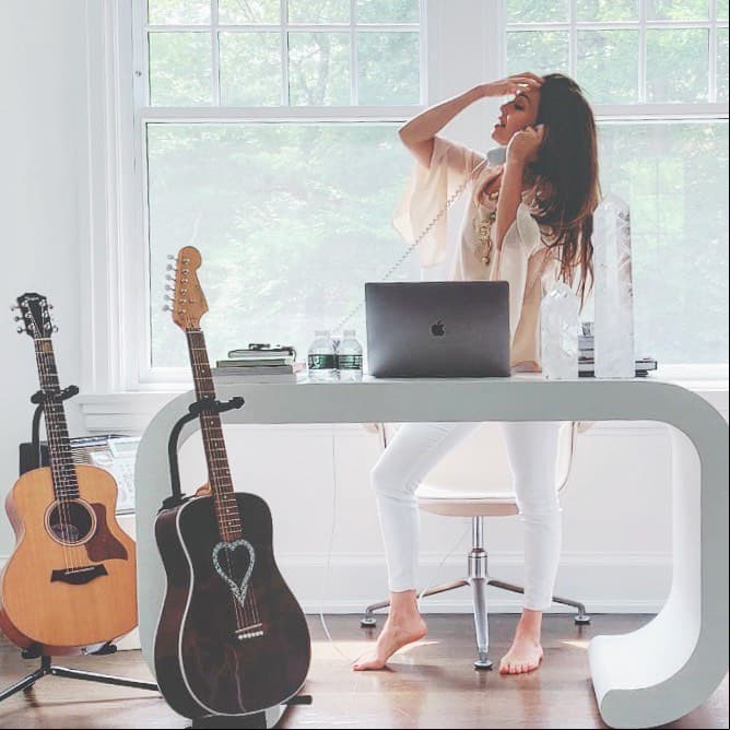 En redes sociales, Thalía ha detallado que está feliz con el lugar con el que cuenta para realizar sus composiciones y canciones.