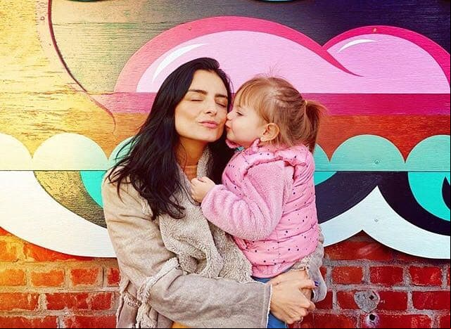 También el 22 de marzo, Aislinn Derbez compartió una imagen junto a su pequeña hija: "Alguien me mata de amor", la cual fue tomada por Ochmann.