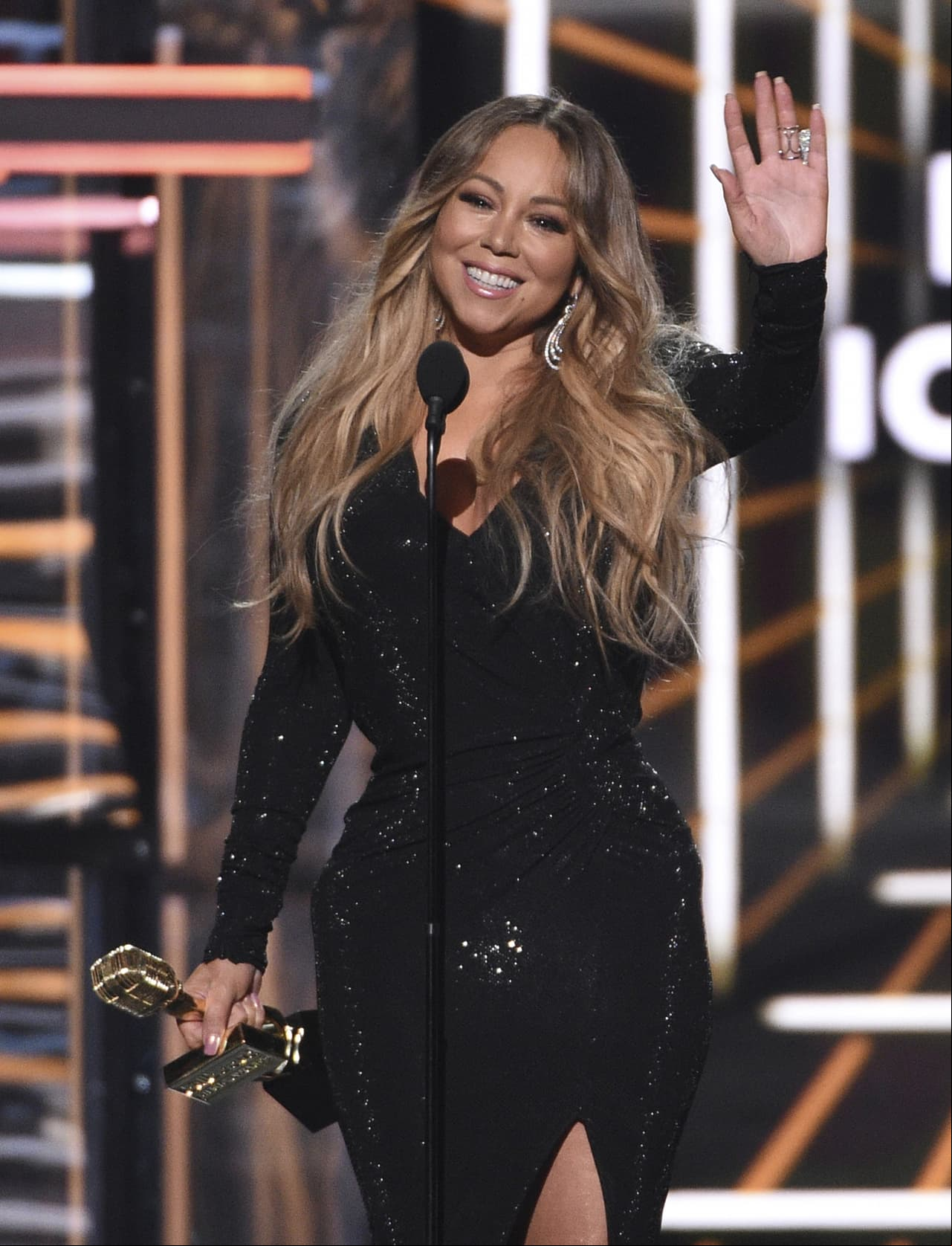 En abril de 2018, Mariah Carey ofreció una entrevista a la revista People donde relató que en 2001 fue diagnosticada con trastorno bipolar. “Hasta hace poco vivía en la negación, en aislamiento y en constante temor de que alguien me exponga”, detalló. “Era una carga demasiado pesada y simplemente ya no podía hacerlo. Busqué y recibí tratamiento, puse gente positiva a mi alrededor y volví a hacer lo que amo: escribir canciones y hacer música”.
